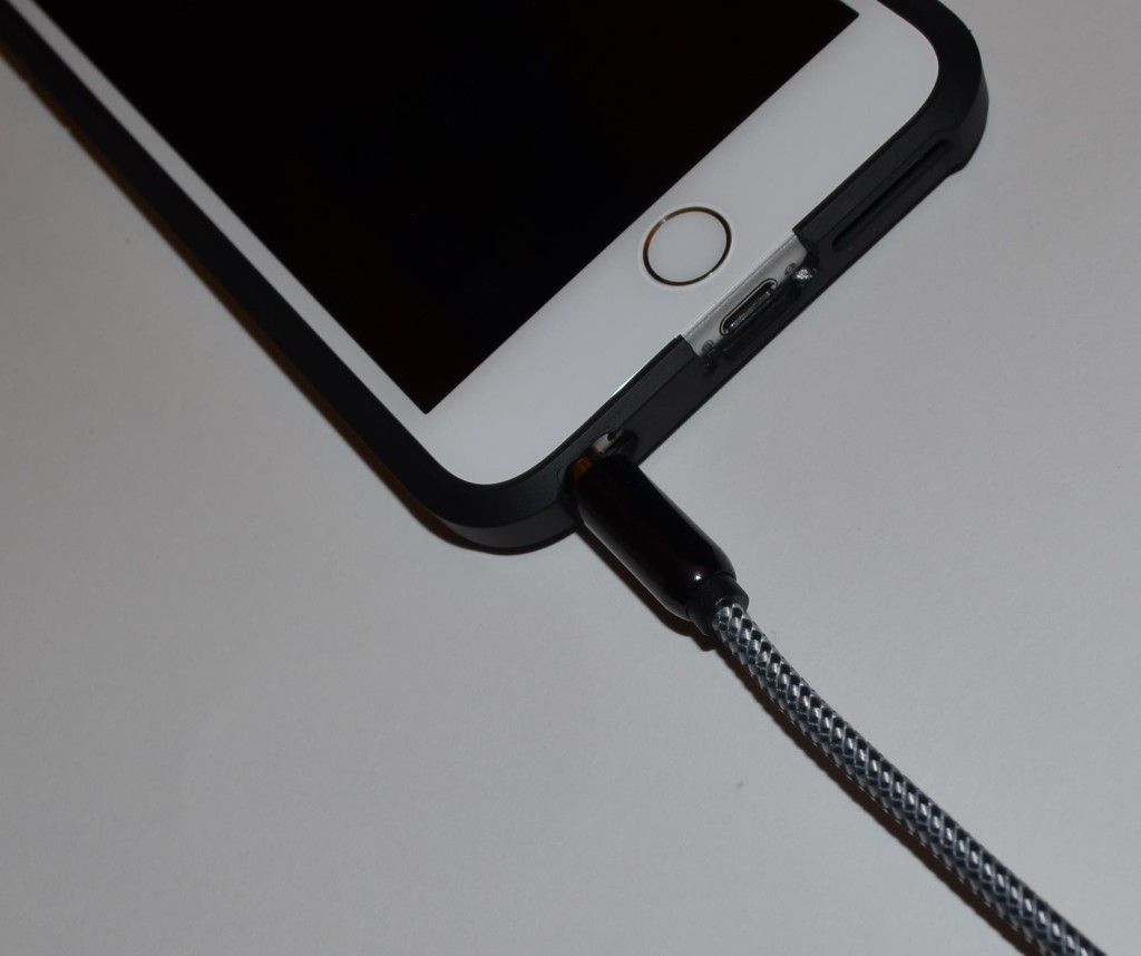 The Sentey 3.5mm audio cable fits into even heavily cased devices perfectly.