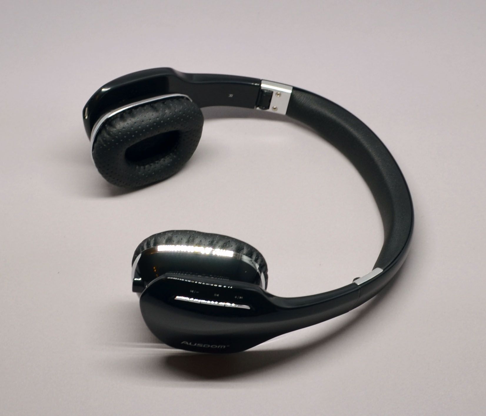 The headset is pretty stylish.