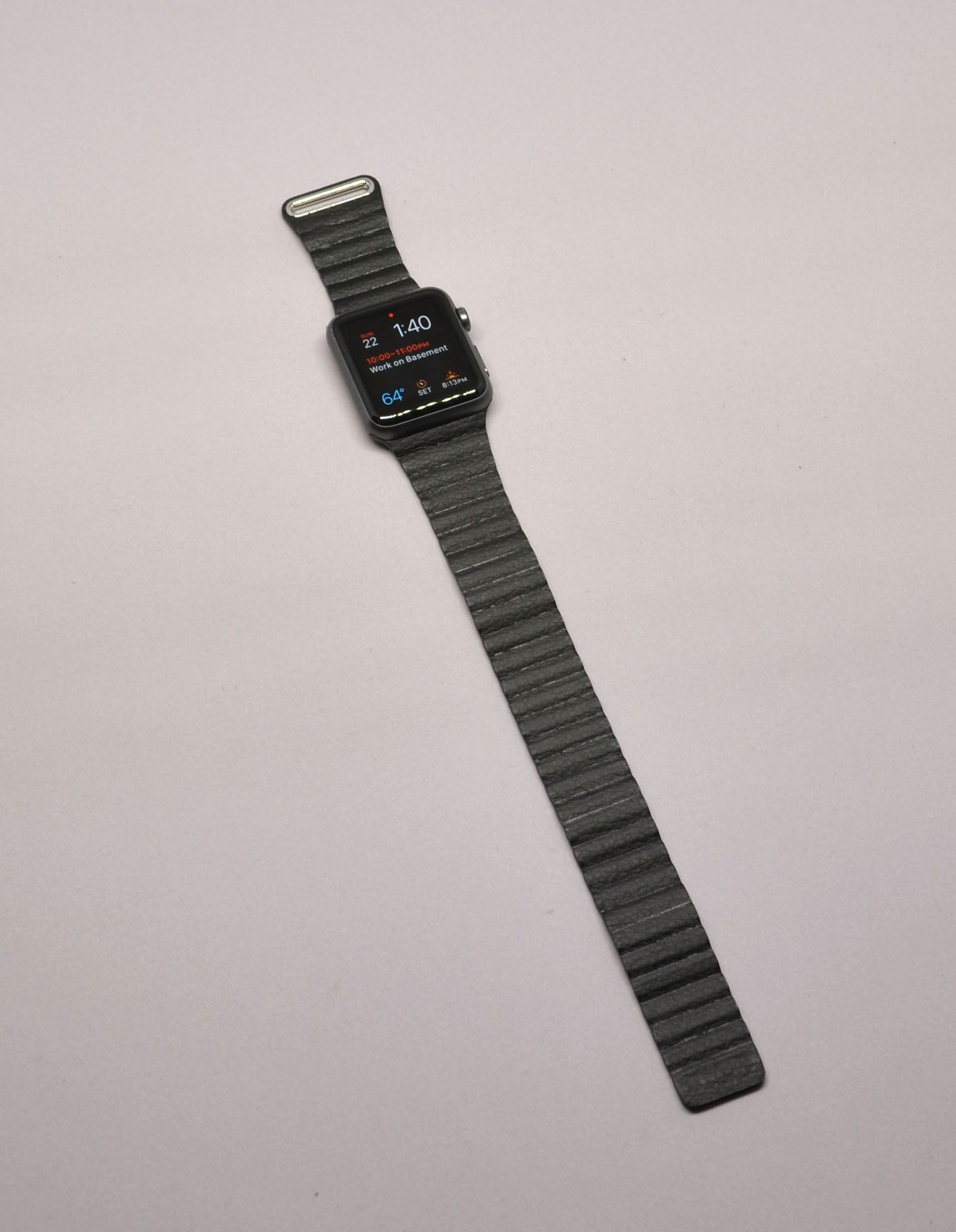 As per the usual with the Apple Watch, sliding a band off and on is super easy.