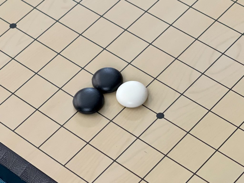 The magnets are terribly weak on the stones.