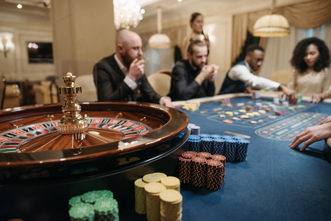 how to become a dealer at a casino?
