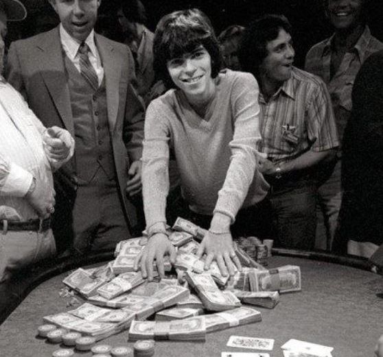 Stu Ungar raking in the winnings of the World Series of Poker in 1981. CC BY-SA 4.0