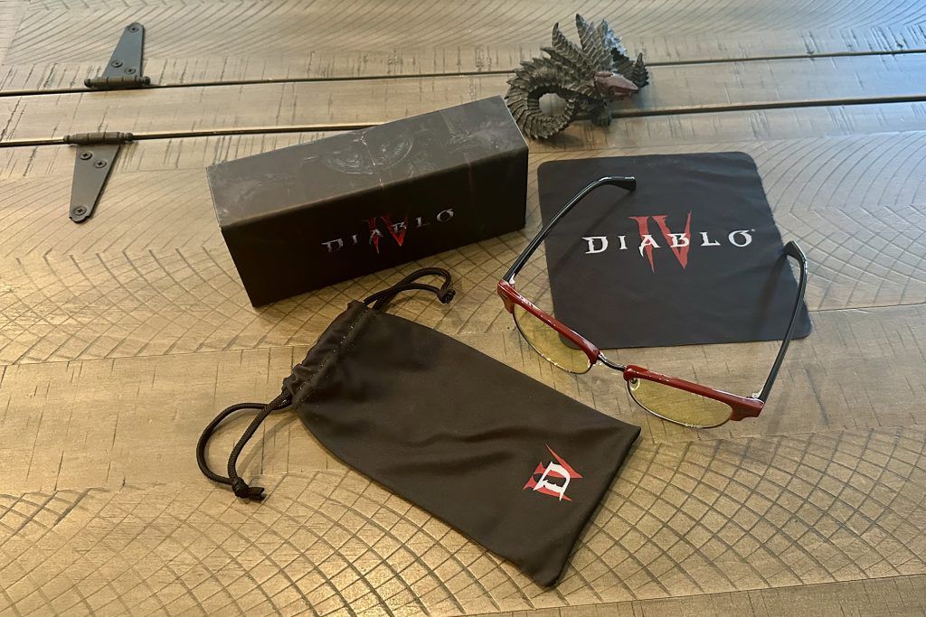 Diablo IV Sanctuary Edition Blood-Onyx Amber Glasses package on a tabletop
