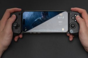 GameSir X5s being held