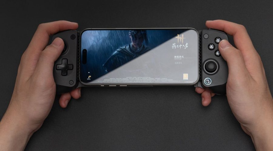 GameSir X5s being held