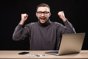 man enjoying casino bonus