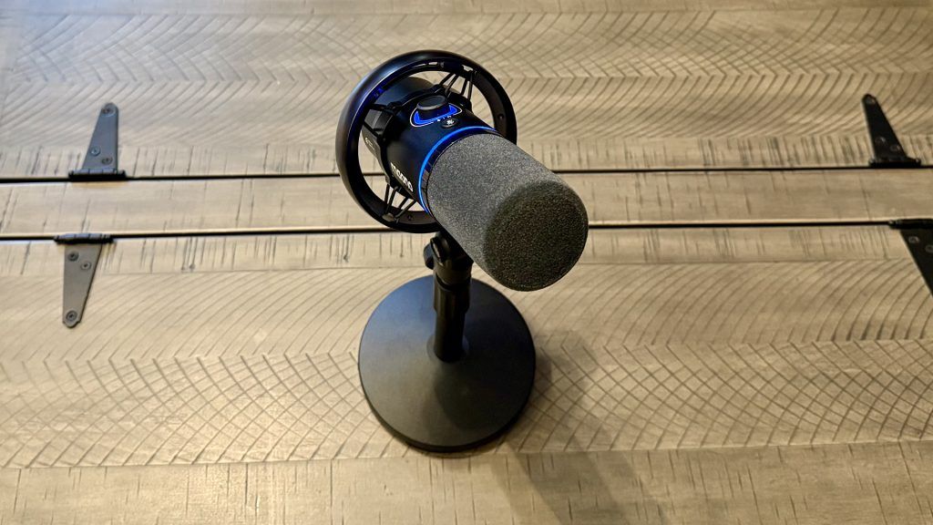 MAONO PD200W Hybrid Wireless Podcast Microphone facing the viewer.