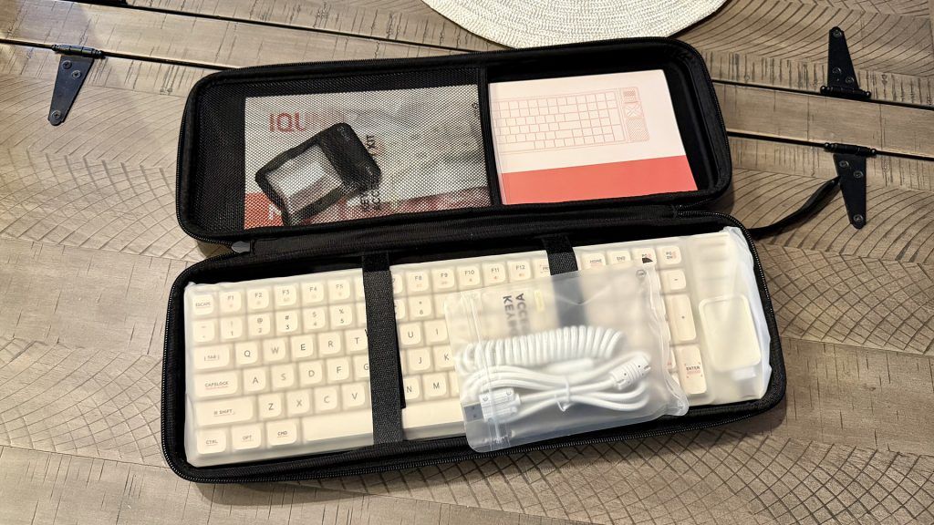 IQUNIX Magi96 Pro keyboard package contents.