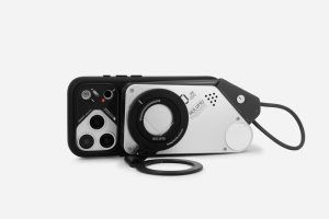 AULUMU M10 Multi-Charging Power Bank on phone