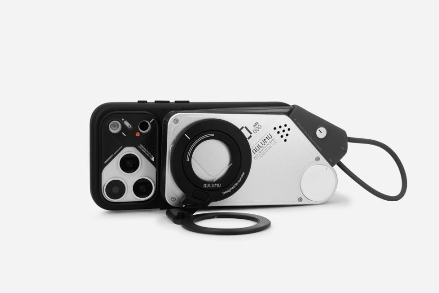 AULUMU M10 Multi-Charging Power Bank on phone