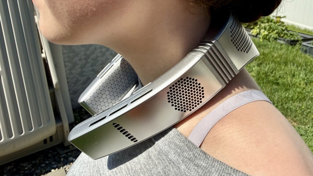 Woman wearing the TORRAS COOLiFY Cyber Fold.